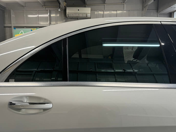 令和5年BMW4シリーズのカーフィルム施工前の右後ろドアガラス
